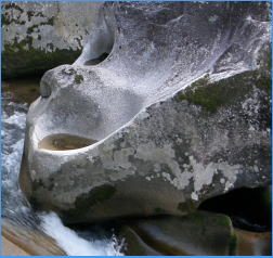 流れる水の働き　～斐伊川たんけんに行こう～　上流　畳岩の近くにある　人面岩　です　目･鼻･口があるのがわかりますか？
