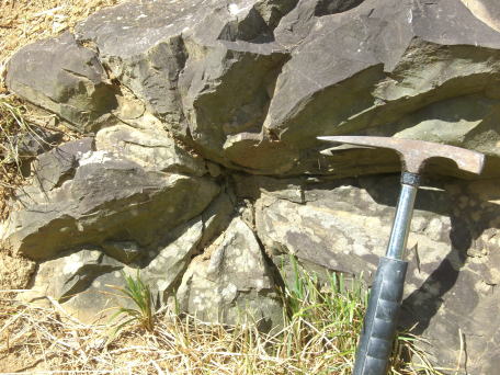 黄長石霞石玄武岩の説明には必ず出てくる岩です。この露頭を含め３カ所の露頭が島根県の天然記念物に指定されています。