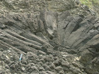 溶岩の通り道(火道)の跡です。溶岩が冷えて固まり放射状節理ができました。