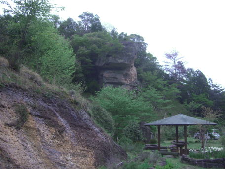 鬼岩には伝説があり地元の人たちに大切にされています。岩の下は小さな公園や駐車場があります。周りの岩にも小さなタフォニがたくさん見られます。