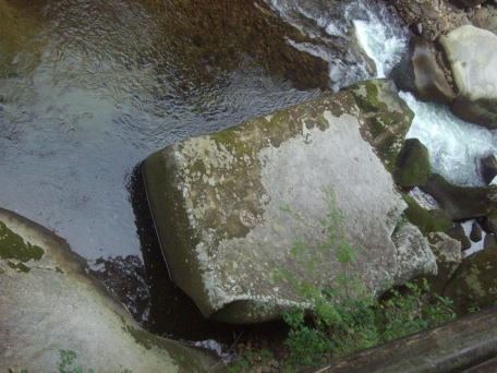 鬼の舌震い　カコウ岩の節理面にそって岩が崩れ落ちていきます。川の中には、きれいな四角形をした岩（長辺が10ｍぐらい）も転がっています。