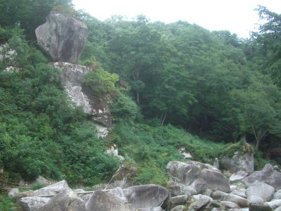 鬼の舌震い　雨水や川など流水による浸食や風化、地震や風の影響などを受けてカコウ岩の岩塊が崩落していきます。左上の岩は崩落寸前に見えます。
